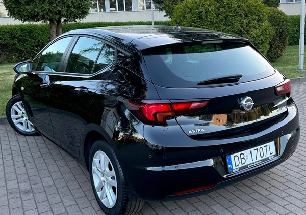 Opel Astra cena 43999 przebieg: 66200, rok produkcji 2017 z Wałbrzych małe 529